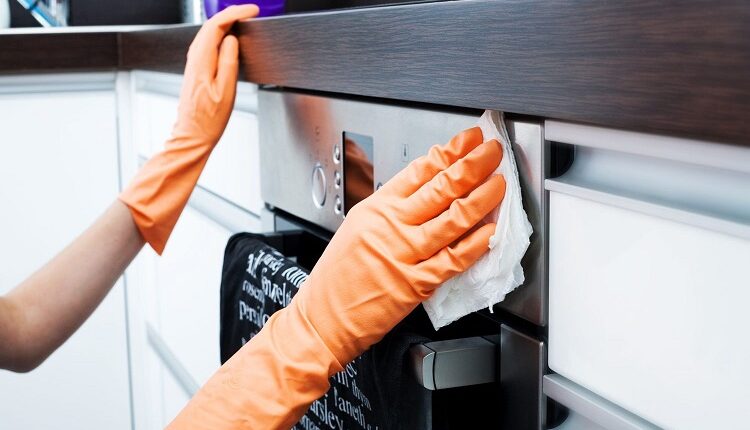 Cleaning Stainless Steel Equipment in Restaurants